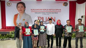 Bagi-bagi Sertifikat Tanah di Cianjur, Puan Pesan Jangan Asal Digadaikan