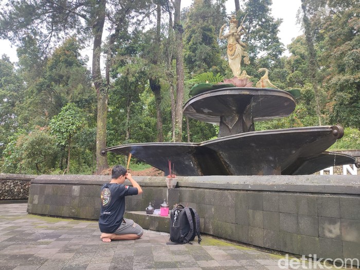Khoirudin tengah berdoa di depan patung Saraswati di belakang Candi Cheto, Kamis (23/2/2023)