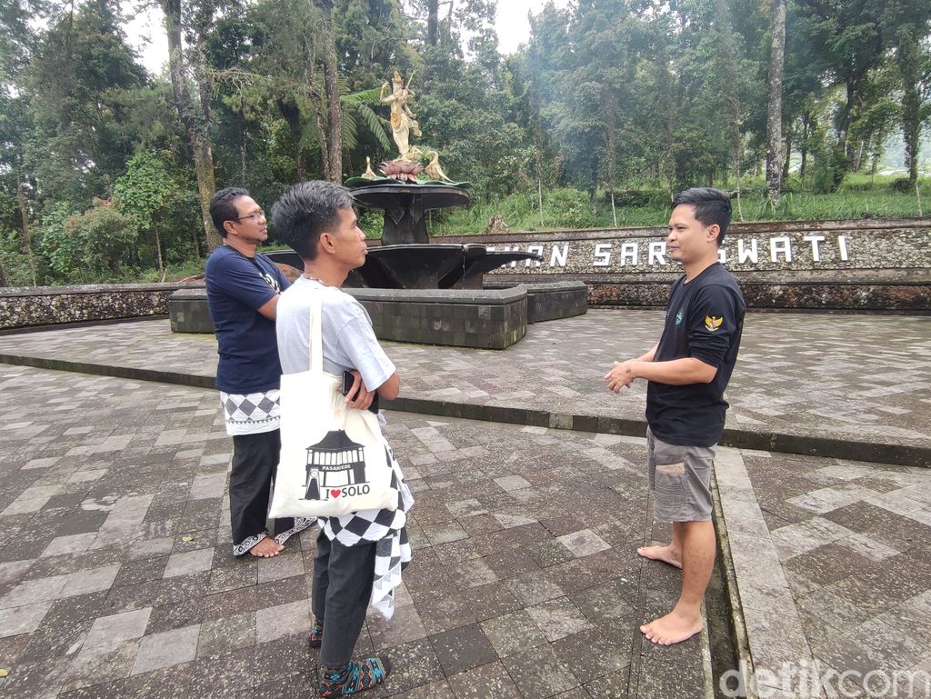 Khoirudin, 37 tahun, berbincang dengan wisatawan di sekitar Taman Saraswati