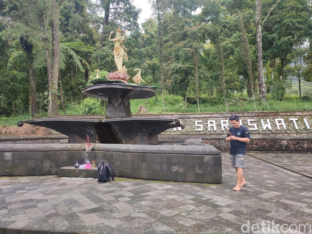 Khoirudin tengah berdoa di depan patung Saraswati di belakang Candi Cheto, Kamis (23/2/2023)