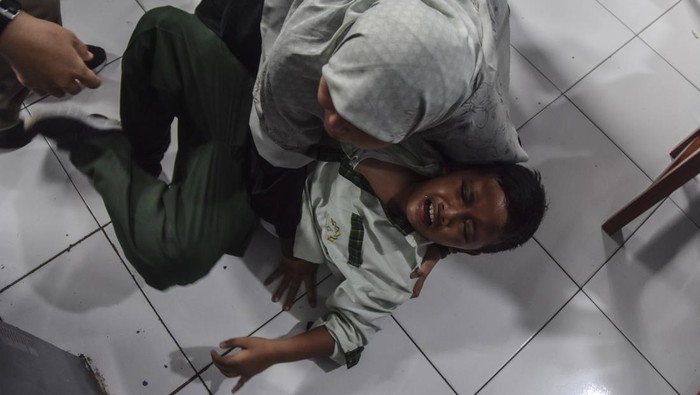 KLB DIFTERI DI GARUT Siswa menangis histeris saat mengikuti vaksinasi imunisasi massal untuk anak usia dua bulan sampai 15 tahun di SD IT Miftahul Huda, Kampung Cicapar, Kabupaten Garut, Jawa Barat, Selasa (1/3/2023). Kementerian Kesehatan menetapkan kejadian luar biasa (KLB) difteri di Kabupaten Garut, setelah delapan orang warga meninggal diduga terserang difteri. ANTARA FOTO/Adeng Bustomi/aww.