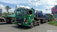 Kemacetan diperparah oleh kondisi badan dan bahu jalan yang rusak parah karena hujan lebat. Foto: Dian Utoro Aji/detikJateng 