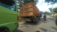 Selain pembangunan Jembatan Juwana, juga ada perbaikan jalan di Batangan. Hal itu menyebabkan jalur Pantura Juwana-Rembang hanya bisa dilewati satu ruas. Foto: Dian Utoro Aji/detikJateng