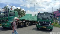 Curah hujan sangat tinggi, memperparah kondisi jalan Juwana-Batangan yang sudah rusak. Bahu jalan yang menjadi lintasan kendaraan juga menjadi ambles, sehingga menimbulkan perlambatan arus, jelas Asfauri. Foto: Dian Utoro Aji/detikJateng