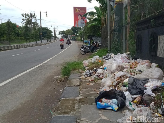Kondisi jembatan Besole di tepi jalan Jogja-Solo, Ceper, Klaten, yang jadi sasaran pembuang sampah, Rabu (1/3/2023).