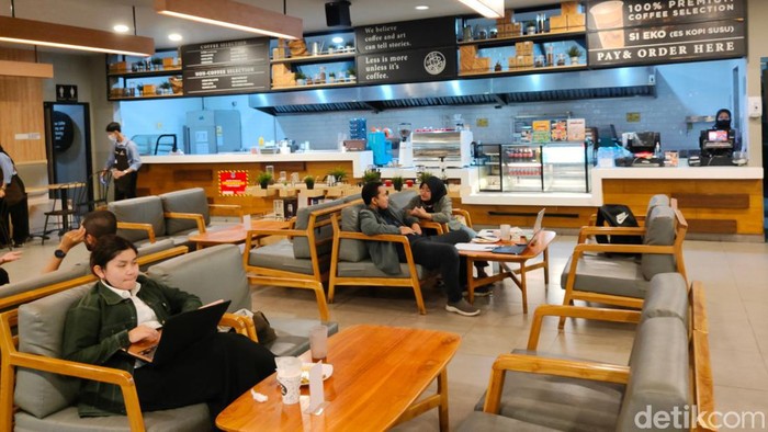 Kondisi Kedai Warunk Upnormal di Tengah Isu Sepi hingga Tutup Gerai Sejumlah pengunjung tengah beraktifitas di kedai Warunk Upnormal Bintaro, Tangerang Selatan, Senin (6/2/2023).