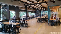 Gerai Warunk Upnormal cabang Bintaro pun tampak sepi. Banyak meja yang terlihat kosong.  