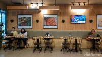 Meski begitu, masih ada beberapa orang yang mengunjungi gerai cabang Bintaro ini.  