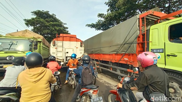 Kondisi kemacetan di jalan Pantura Juwana, Pati, Rabu (1/3/2023) pagi.