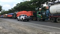 Arus lalu lintas hanya bergerak sesekali. Jedanya kira-kira sepuluh menitan. Jenis kendaraan yang terjebak macet didominasi kendaraan berat seperti truk-truk besar. Foto: Mukhammad Fadlil/detikJateng