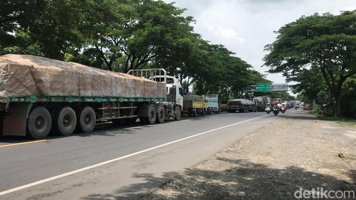 Kondisi kemacetan di Jalur Pantura Rembang-Pati, Desa Pasarbanggi, Kecamatan Rembang, Kabupaten Rembang, Rabu (1/3/2023) siang.