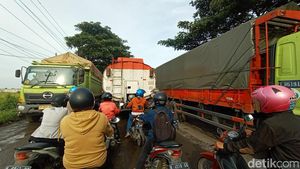 Penampakan Jalur Pantura Pati Macet Parah