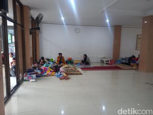 Mendengar Suara Keluh Kesah Pengungsi Banjir Subang