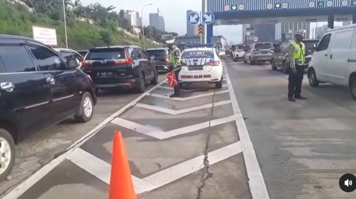 Lalu lintas di Gerbang Tol Cilandak Utama mengalami kepadatan, Rabu (1/3/2023) pagi ini.