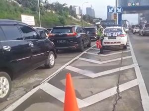 Lalin Tol JORR Macet, Antrean Kendaraan di GT Cilandak Utama Mengular