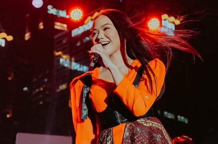 Lirik lagu Jalan Pulang oleh Yura Yunita