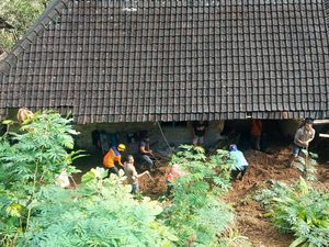 Longsor Terjang Tiga Rumah di Dua Desa Blitar