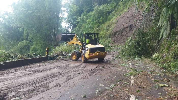 Proses pembersihan material longsor yang menutup jalan di kawasan Desa Sukomulyo, Kecamatan Pujon, Kabupaten Malang