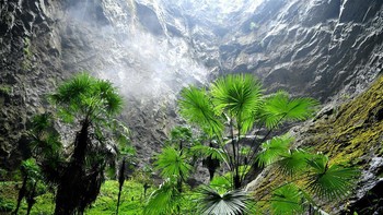 Shinkhole menjadi saluran ke akuifer atau simpanan air bawah tanah yang dalam. Foto: Song Wen/Xinhua.