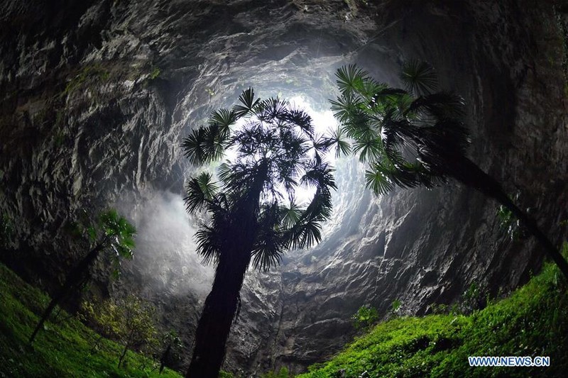 Lubang raksasa di China