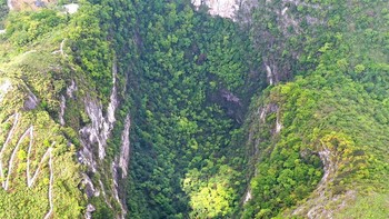Perlahan-lahan air ini melebar menjadi terowongan dan rongga. Seiring waktu, apabila ruang gua ini menjadi cukup besar, langit-langitnya dapat runtuh dan membuka lubang besar secara bertahap. Foto: Song Wen/Xinhua.