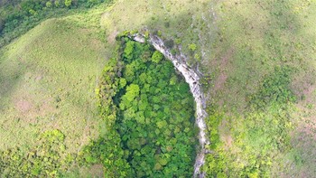 Alam karts tercipta oleh peluruhan batuan dasar. Air hujan yang sedikit asam, mengambil karbon dioksida saat mengalir melalui tanah, menjadi lebih asam. Lalu air tersebut menetes, mengalir deras melalui celah-celah di batuan dasar. Foto: Song Wen/Xinhua.