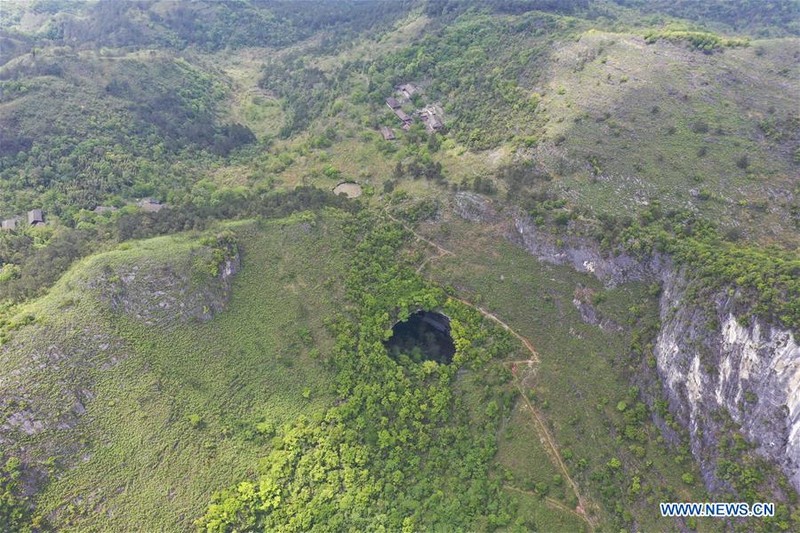 Lubang raksasa di China