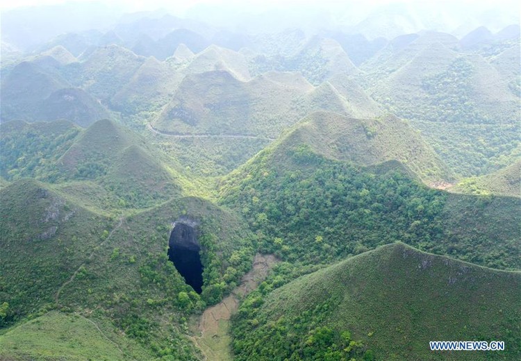 Lubang raksasa di China