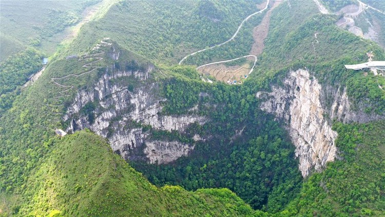 Lubang raksasa di China