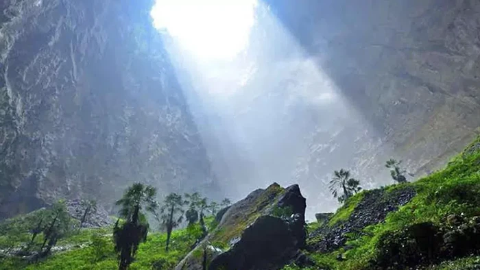 Lubang raksasa di China