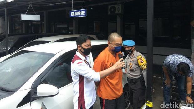M Jemmi alias Tomy (berbaju tahanan warna oranye) saat memberikan keterangan aksi brutalnya menembak pria warga Bandung.