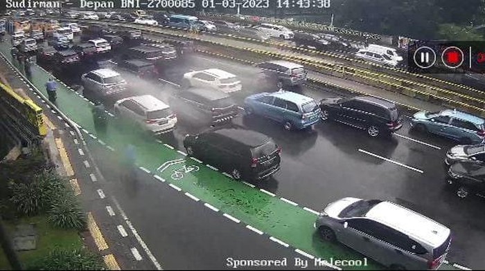 Macet di Jalan Sudirman pada Rabu (1/3/2023) (Screenshot CCTV Bali Tower via Molecool)