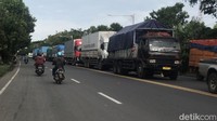 Kasat Lantas Polres Rembang AKP Dwi Panji Lestari menyebut macet yang terjadi di Jalur Pantura Rembang-Pati sejak kemarin merupakan imbas dari perbaikan jalur Pantura di wilayah Batangan, Pati. Kemudian diperparah dengan kondisi jalan rusak sehingga banyak genangan air. Foto: Mukhammad Fadlil/detikJateng