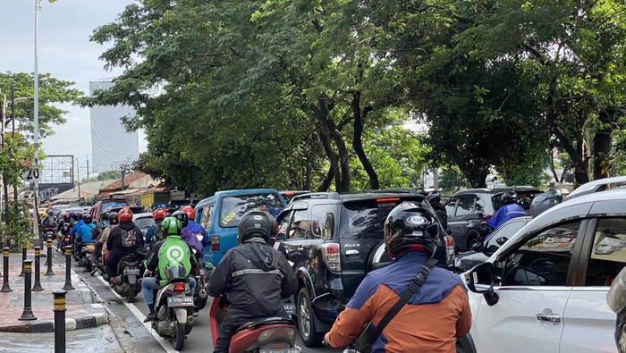 Macet di Lenteng Agung pada Rabu (1/3)-(Devi/detikcom)