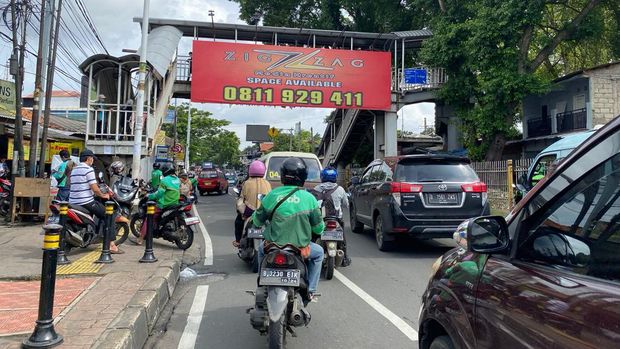 Macet di Lenteng Agung pada Rabu (1/3)-(Devi/detikcom)