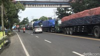 Anggota sudah cek lokasi, ini efek dari perbaikan jalan di Batangan dan masih banyak genangan hujan jadi terjadi perlambatan yang menyebabkan antrean, jelas Dwi saat dihubungi detikJateng, Rabu (1/3/2023). Foto: Mukhammad Fadlil/detikJateng 