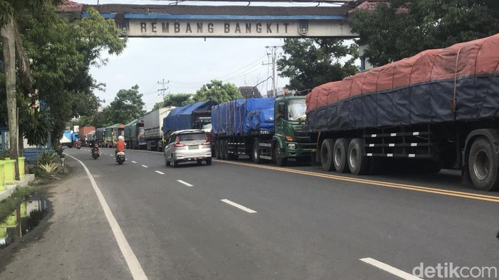 Macet parah di ruaas Pantura Rembang-Pati, Rabu (1/3/2023)