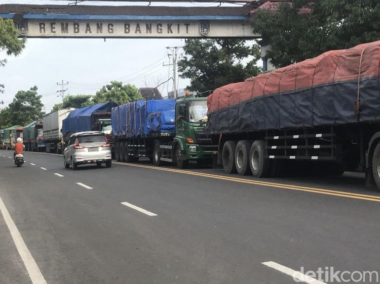 Potret Jalur Pantura Rembang Macet Parah