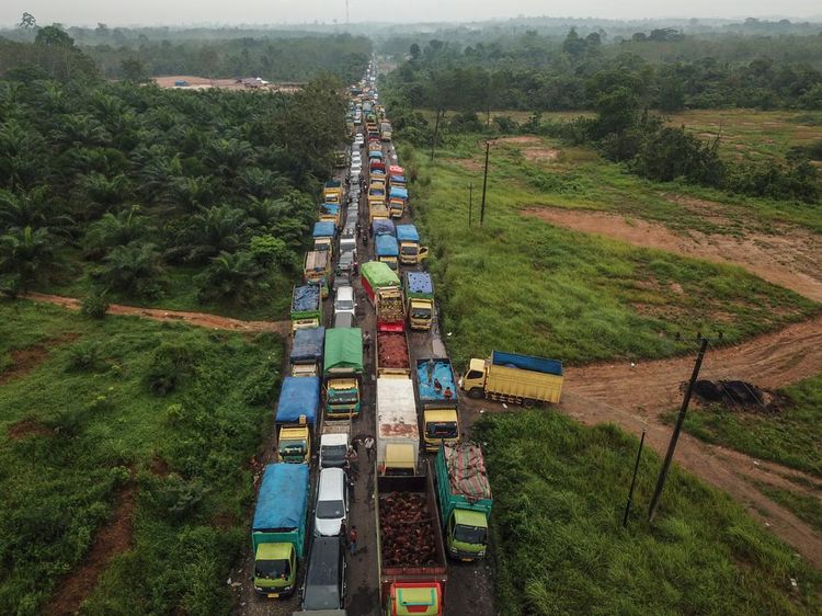 Macet 20 Jam di Jambi Gegara Truk Batu Bara