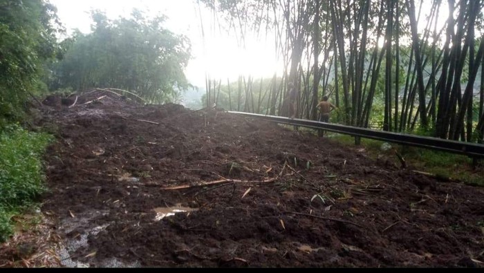 Material Longsor di wilayah Desa Sukomulyo, Kecamatan Pujon, Kabupaten Malang