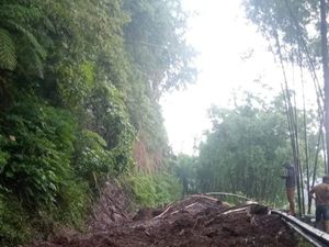 Jalur Pujon Tertutup Longsor, Akses Malang-Kediri Masih Ditutup