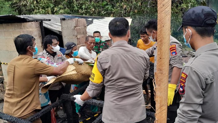 Mayat lansia yang diduga sengaja bakar rmah sendiri di Tanah Bumbu dievakuasi polisi.