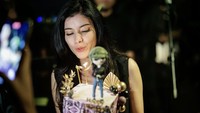Wanita itu juga mengunggah keseruannya saat ulang tahun. Ia mendapatkan kue dengan desain yang menggemaskan. Foto: Instagram @medinadinaaa
