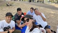 Bersama Gading Marten dan beberapa temannya, wanita itu memamerkan momen  piknik sambil menikmati camilan ringan. Foto: Instagram @medinadinaaa