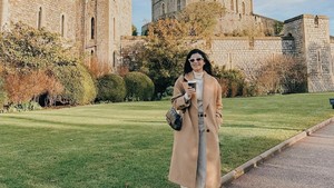 Medina Dina adalah wanita pertama yang dikenalkan Gading Marten ke keluarga setelah bercerai dengan Gisel. Foto: Instagram @medinadinaaa