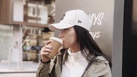 Kalau ini saat Medina Dina menikmati kopi panas di Australia. Kira-kira kopi favoritnya apa ya? Foto: Instagram @medinadinaaa