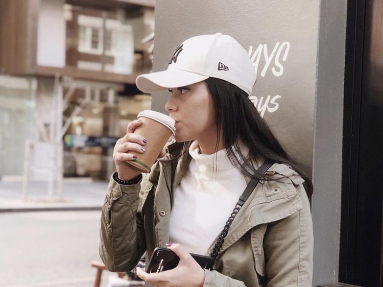 Medina Dina, Teman Dekat Gading Marten yang Hobi Ngopi Cantik