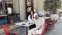 Tak hanya ngopi, sosok yang diduga pacar baru Gading Marten itu juga suka nongkrong cantik di kafe bersama teman-temannya. Foto: Instagram @medinadinaaa