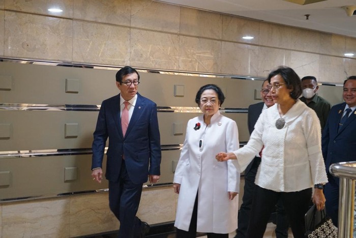 Megawati (tengah) bersama Sri Mulyani (kanan) dan Yasonna Laoly (kiri). (Dok PDIP)