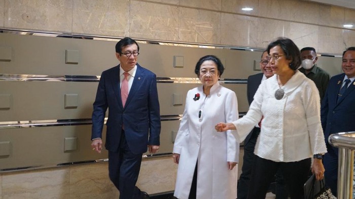 Megawati (tengah) bersama Sri Mulyani (kanan) dan Yasonna Laoly (kiri). (Dok PDIP)